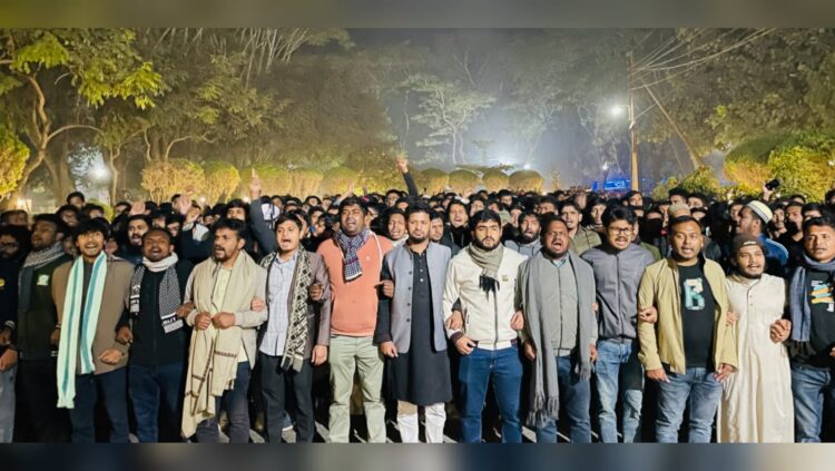 হাদির খুনিদের বিচারের দাবিতে মধ্যরাতে উত্তাল ইসলামী বিশ্ববিদ্যালয়