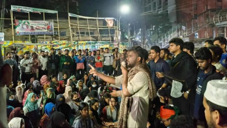 হাদির হত্যার বিচারের দাবিতে জবি ক্যাম্পাসে মধ্যরাতের বিক্ষোভ