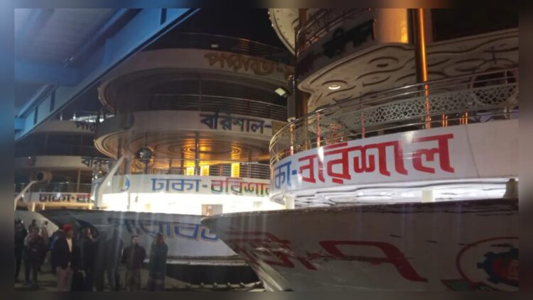 ঘন কুয়াশা ও দুর্ঘটনার শঙ্কায় বরিশাল নৌপথে লঞ্চ চলাচল বন্ধ
