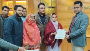 চাঁদপুর-২ আসনে লেবার পার্টির প্রার্থী হিসেবে মনোনয়ন জমা দিলেন নাসিমা নাজনীন