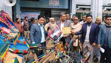 ঝালকাঠিতে ভিক্ষাবৃত্তি থেকে পুনর্বাসনে অটো রিকশা বিতরণ