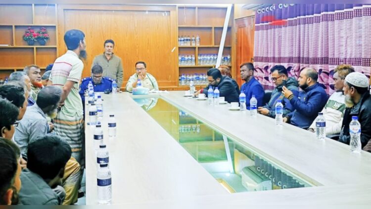 মধুপুরে যানজট নিরসনে যানবাহন শ্রমিক প্রতিনিধিদের সঙ্গে প্রশাসনের মতবিনিময়