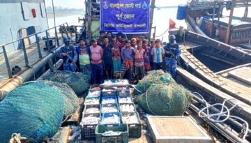 বাঁশখালীতে কোস্ট গার্ডের অভিযানে অবৈধ ট্রলিং বোট, জাল ও ৬ হাজার কেজি মাছসহ ১৬ জেলে আটক