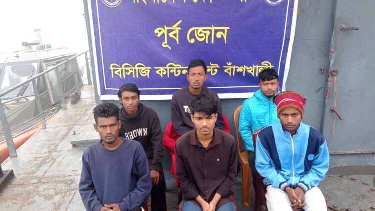 বাঁশখালিতে ইঞ্জিন বিকল যাত্রীবাহী বোটসহ ৬ জনকে উদ্ধার করল কোস্ট গার্ড