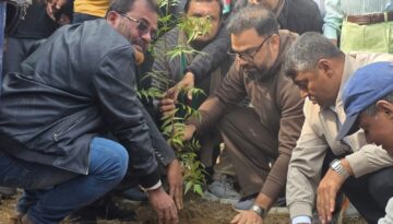 সংবর্ধনাস্থলের ক্ষত পুষিয়ে বৃক্ষরোপণ, নেতৃত্বে আমিনুল হক