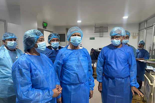 খালেদা জিয়াকে দেখতে এভারকেয়ারে ড. মুহাম্মদ ইউনূস 