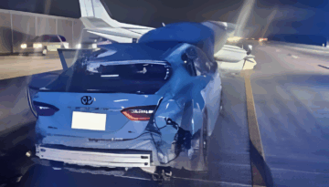 ফ্লোরিডার মহাসড়কে গাড়ির ওপর আছড়ে পড়ল বিমান