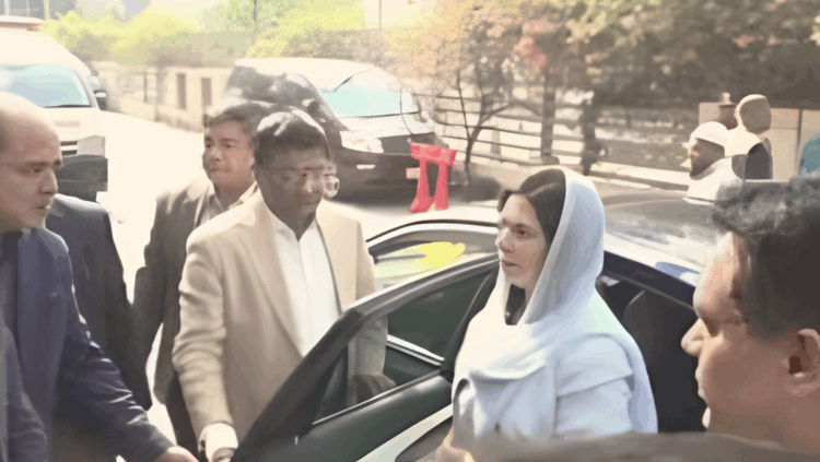 দেশে ফিরেই এভারকেয়ারে জোবাইদা রহমান, খালেদা জিয়ার লন্ডন যাত্রা পিছিয়েছে