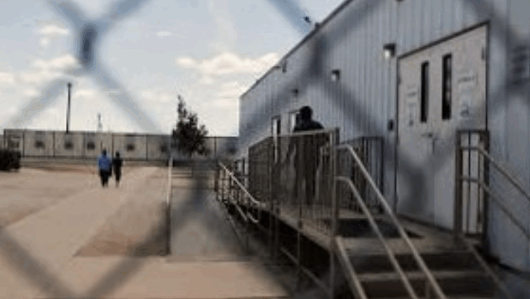 অবৈধ অভিবাসীদের জন্য গুদামকে আটককেন্দ্রে বানাচ্ছে যুক্তরাষ্ট্র