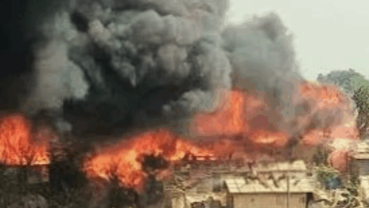 উখিয়ার রোহিঙ্গা ক্যাম্পে আগুনে পুড়ল পাঁচ বসতঘর