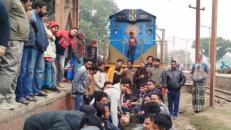 বিশেষ ট্রেন না পেয়ে লালমনিরহাটে বিএনপির রেল অবরোধ, ভোগান্তিতে যাত্রীরা