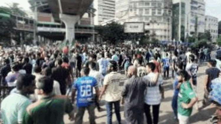 স্কুলিং মডেলের বিরুদ্ধে পাঁচ কলেজ শিক্ষার্থীর বিক্ষোভ