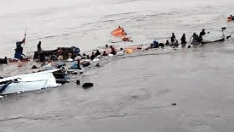 পেরুতে ভয়াবহ ভূমিধস: নৌকা ডুবে ১২ যাত্রী নিহত