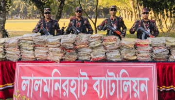 সীমান্তে ২৭ লাখ টাকার স্বর্ণ কাতান শাড়ি জব্দ করল বিজিবি