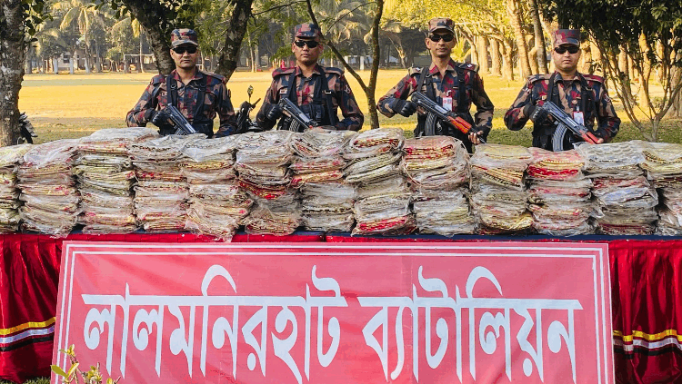 সীমান্তে ২৭ লাখ টাকার স্বর্ণ কাতান শাড়ি জব্দ করল বিজিবি
