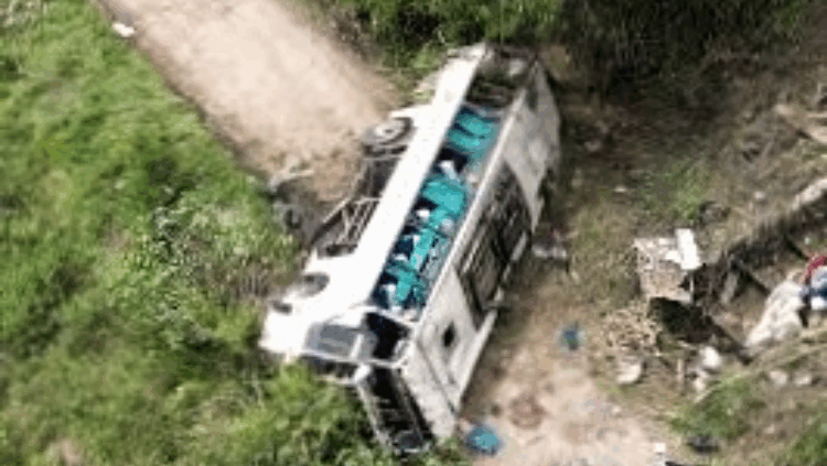 কলম্বিয়ায় গভীর খাদে পড়ে স্কুল বাসের ১৭ আরোহীর মৃত্যু