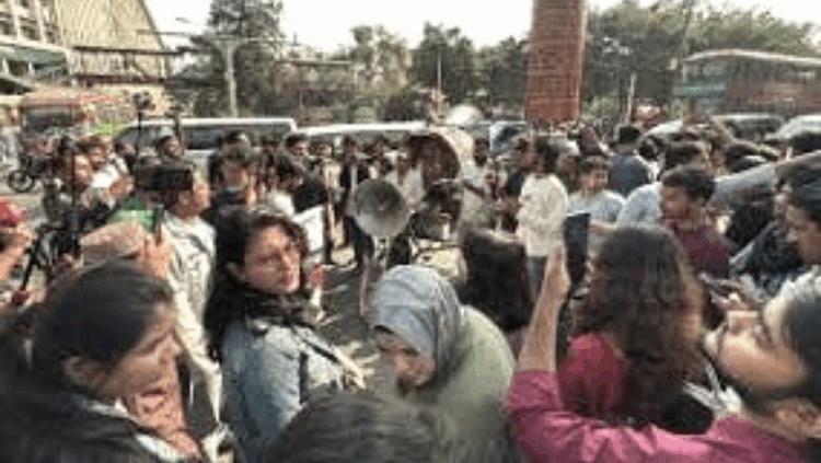 হাদির ওপর হামলার বিচারের দাবিতে শাহবাগ অবরোধ