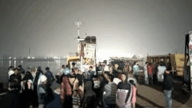 ধলেশ্বরীতে ফেরি দুর্ঘটনা: ট্রাকসহ পাঁচ যান নদীতে, নিহত ৩