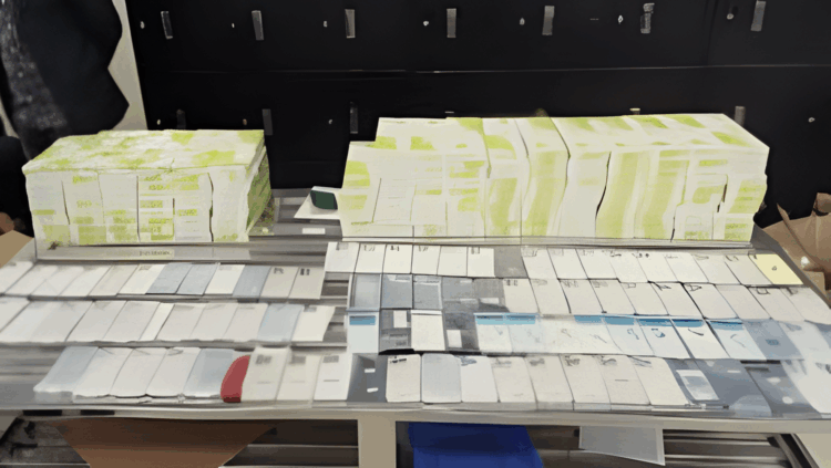 শাহজালাল বিমানবন্দরে ১০২ মোবাইলসহ ৪ নারী যাত্রী আটক