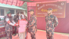 চাঁপাইনবাবগঞ্জে শীতার্ত মানুষের মাঝে ৫৩ বিজিবি’র শীতবস্ত্র বিতরণ