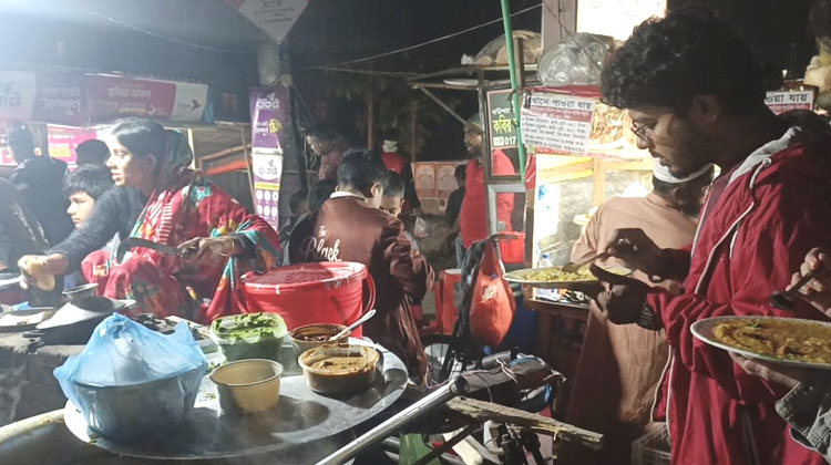 বর্ষা পেরিয়ে শীতেও জনপ্রিয় বরিশালের ল্যাটকা খিচুড়ি