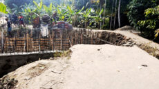 সতর্কতামূলক ব্যবস্থা ছাড়া সড়ক সংস্কার, আতঙ্কে মাধবপাসা ব্রিজের পথচারী ও চালকরা