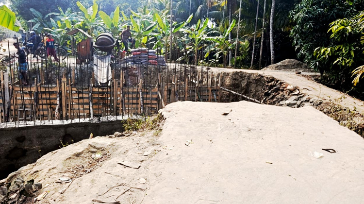 সতর্কতামূলক ব্যবস্থা ছাড়া সড়ক সংস্কার, আতঙ্কে মাধবপাসা ব্রিজের পথচারী ও চালকরা