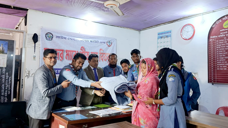 ঝালকাঠিতে অসহায় শীতার্থদের মাঝে রোভার স্কাউটের কম্বল বিতরণ