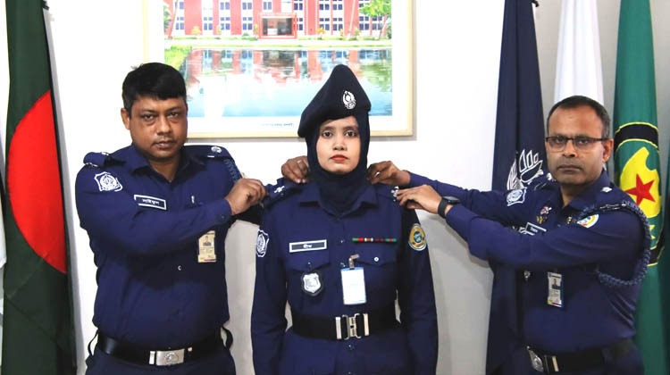 ঝালকাঠিতে কনস্টেবল ও নায়েক থেকে এএসআই পদে পদোন্নতিপ্রাপ্তদের র‌্যাংক ব্যাজ পরিধান