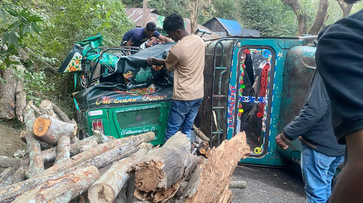 কাপ্তাই–চট্টগ্রাম সড়কে চাঁদের গাড়ি ও সিএনজির সংঘর্ষ, নারী–শিশুসহ আহত ৬