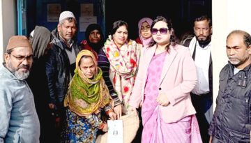 বাবুগঞ্জে ভিজিডি কার্ডধারী ৪০২ নারীকে ৩০ কেজি করে চাল বিতরণ