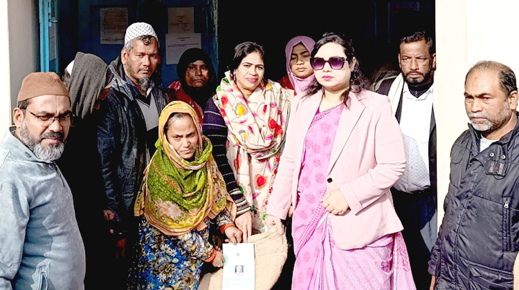 বাবুগঞ্জে ভিজিডি কার্ডধারী ৪০২ নারীকে ৩০ কেজি করে চাল বিতরণ