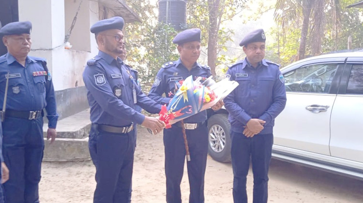 আইনশৃঙ্খলা ও জনসেবা জোরদারে রাজস্থলী ও চন্দ্রঘোনা থানা পরিদর্শনে রাঙ্গামাটির পুলিশ সুপার