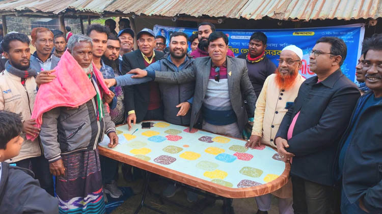 গোবিন্দগঞ্জে ছাত্রদল নেতা মনির হোসেনের উদ্যোগে শীতার্তদের মাঝে শীতবস্ত্র বিতরণ