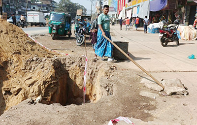 আনোয়ারায় অরক্ষিত গর্তে জননিরাপত্তা ঝুঁকিতে