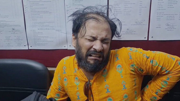 চবিতে শিক্ষার্থীদের হাতে আওয়ামীপন্থি শিক্ষক আটক