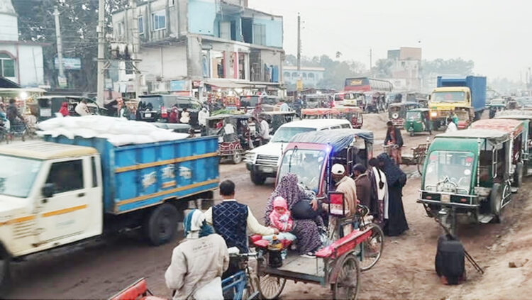 গোবিন্দগঞ্জে যানজট, দুর্ঘটনা আর অব্যবস্থাপনায় নাকাল জনজীবন