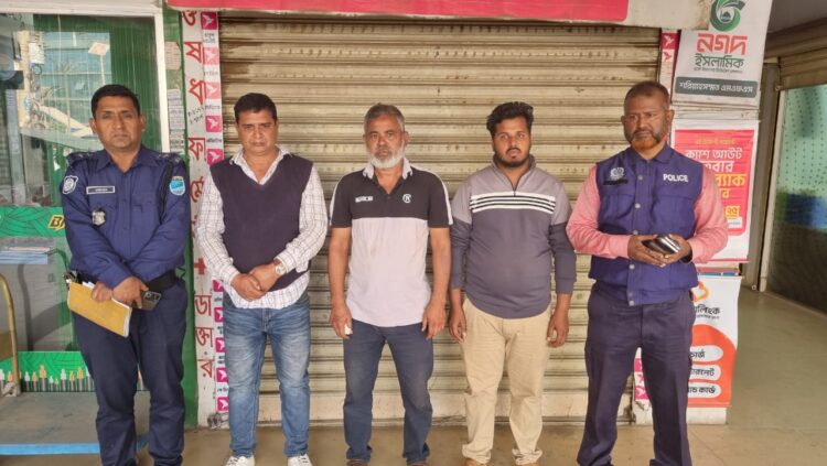 হেমায়েতপুর আর্মি ক্যাম্পের টহল দলের তৎপরতায় কাঁচা বাজারে জুয়া ও চাঁদাবাজিতে জড়িত ৩ জন আটক