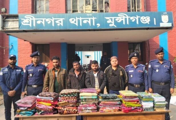 শ্রীনগরে দোকান থেকে লুণ্ঠিত মালামাল এবং ডাকাতিতে ব্যবহৃত পিকআপ ভ্যানসহ গ্রেপ্তার ৪