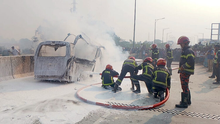 এক্সপ্রেসওয়েতে চলন্ত অ্যাম্বুলেন্সে আগুন