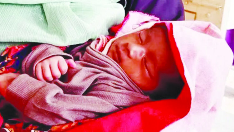 চিরকুট লিখে নবজাতককে অচেনা নারীর কোলে রেখে গেলেন মা