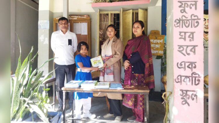 বছরের প্রথম দিন কাপ্তাইয়ে নতুন বই হাতে পেয়ে উচ্ছ্বাসিত স্কুলের শিক্ষার্থীরা