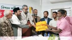 দৈনিক ভোরের ডাকের উদ্যোগে ফেনীতে পত্রিকা বিপণন কর্মীদের মাঝে শীতবস্ত্র বিতরণ