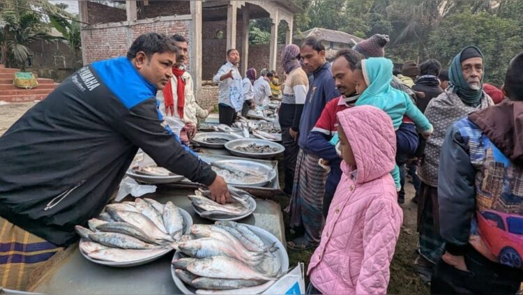 শত বছরের প্রথা মেনে পয়লামাঘে বসেছিল মনোহরবাজারে জোড়া ইলিশ কেনাকাটা
