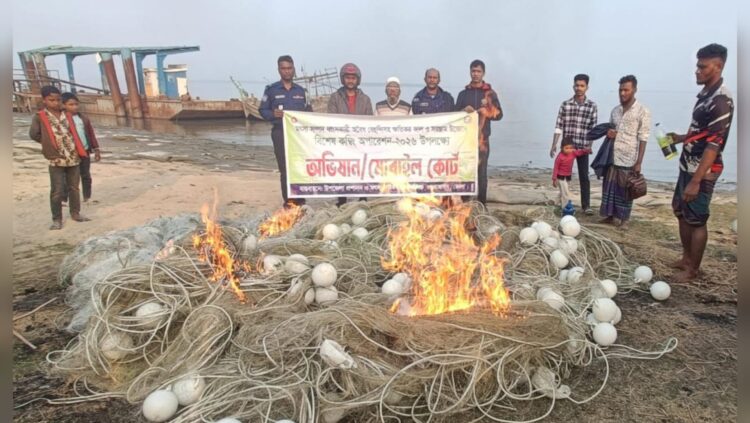 লালমোহনে লাখ টাকার অবৈধ জাল জব্দ, জনসমক্ষে আগুনে পুড়িয়ে ধ্বংস