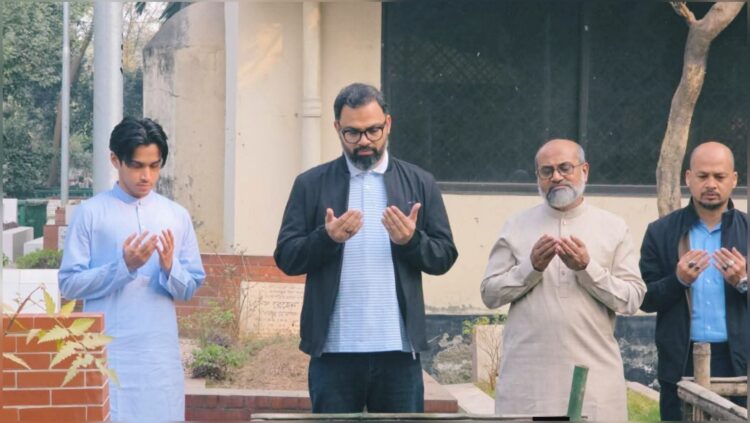 মা–বাবার কবর জিয়ারত করে ভোটের মাঠে আমিনুল হক