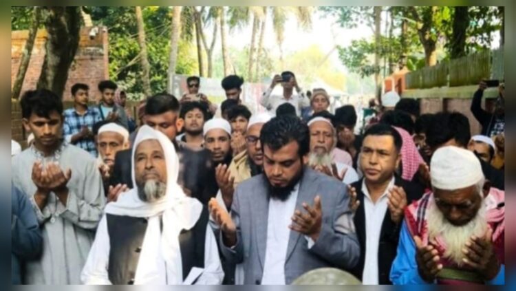 গেটে দাঁড়িয়ে বঙ্গবন্ধুর কবর জিয়ারত করে বহিষ্কৃত বিএনপি নেতার নির্বাচনী প্রচারণা শুরু