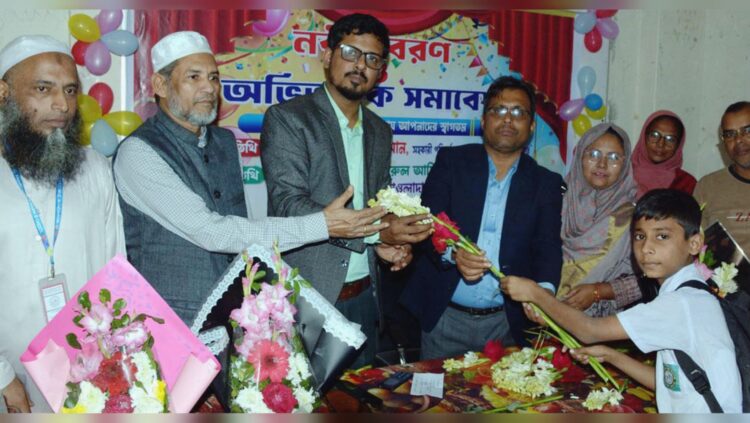 ফুলেল শুভেচ্ছায় নবীনদের বরণ করল আনন্দলোক উচ্চবিদ্যালয়