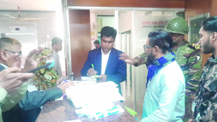 হাজীগঞ্জে ভোক্তা অধিকার সংরক্ষণ অধিদপ্তরের অভিযানে ৭ প্রতিষ্ঠানকে জরিমানা