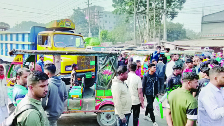 দুর্ভোগে চালক ও যাত্রীরা, শ্রীপুরে ঢাকা-ময়মনসিংহ মহাসড়ক অবরোধ করে অটোচালকদের বিক্ষোভ